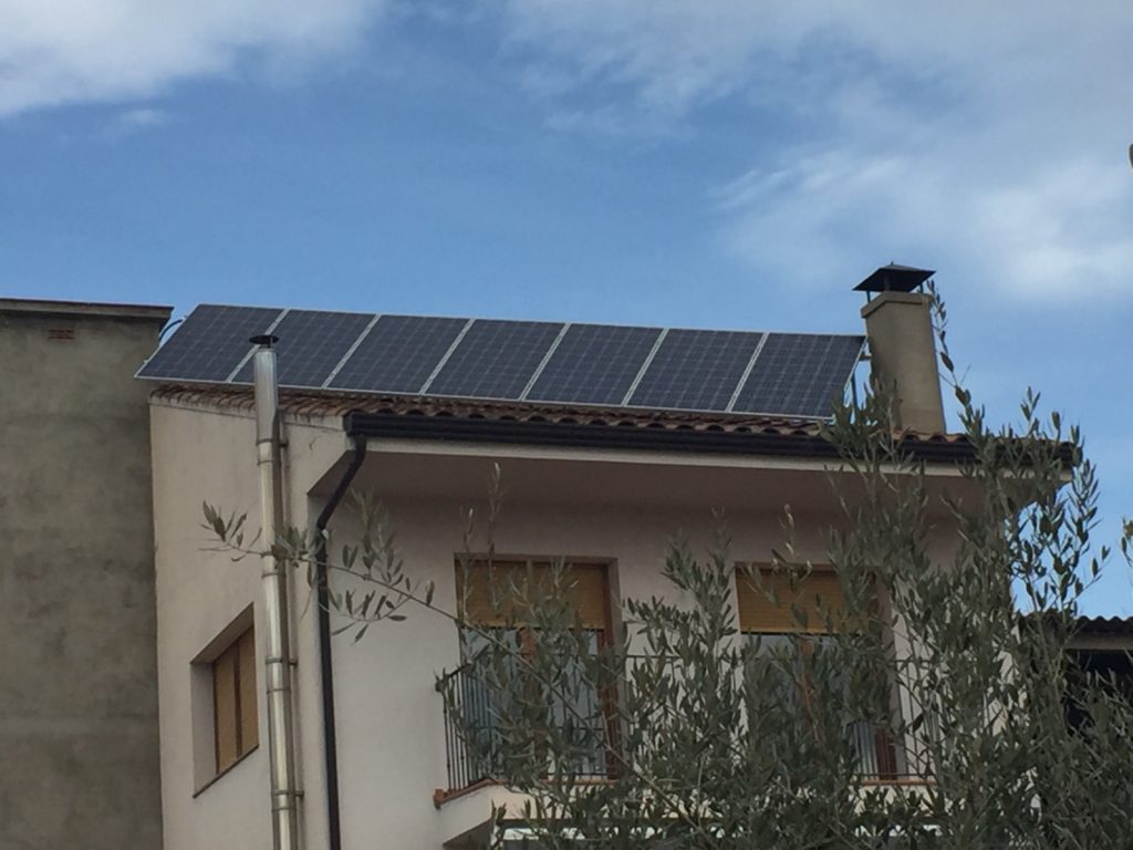 Instalación de placas solares en una casa en Lleida