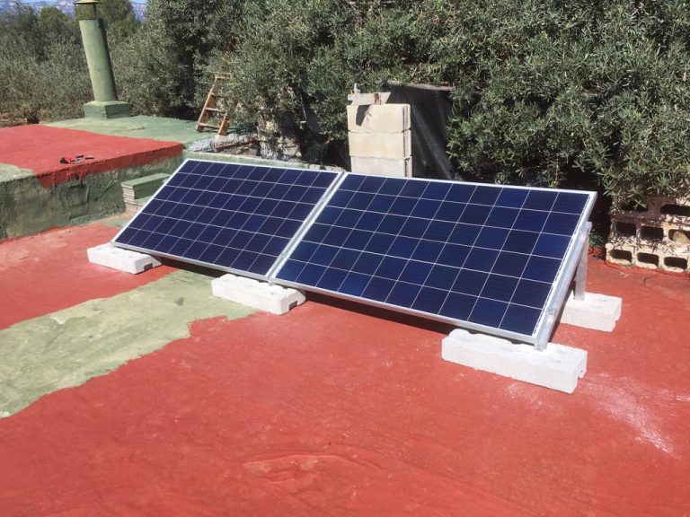 Instalación de placas solares en una casa en Castellón